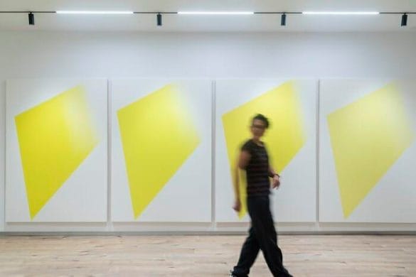 Cuatro cuadros de pintura en color amarillo de la artista Yaima Carrazama