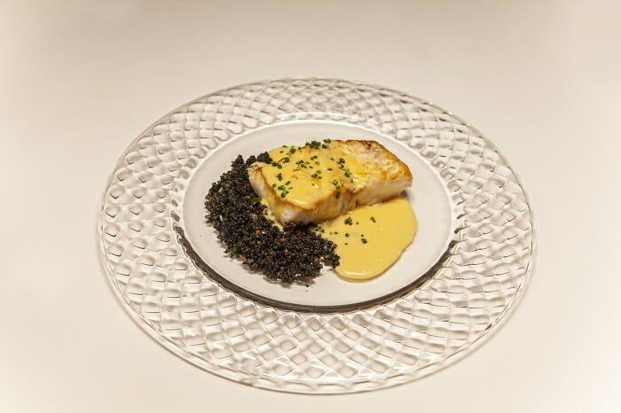 Plato de merluza con salsa amarilla