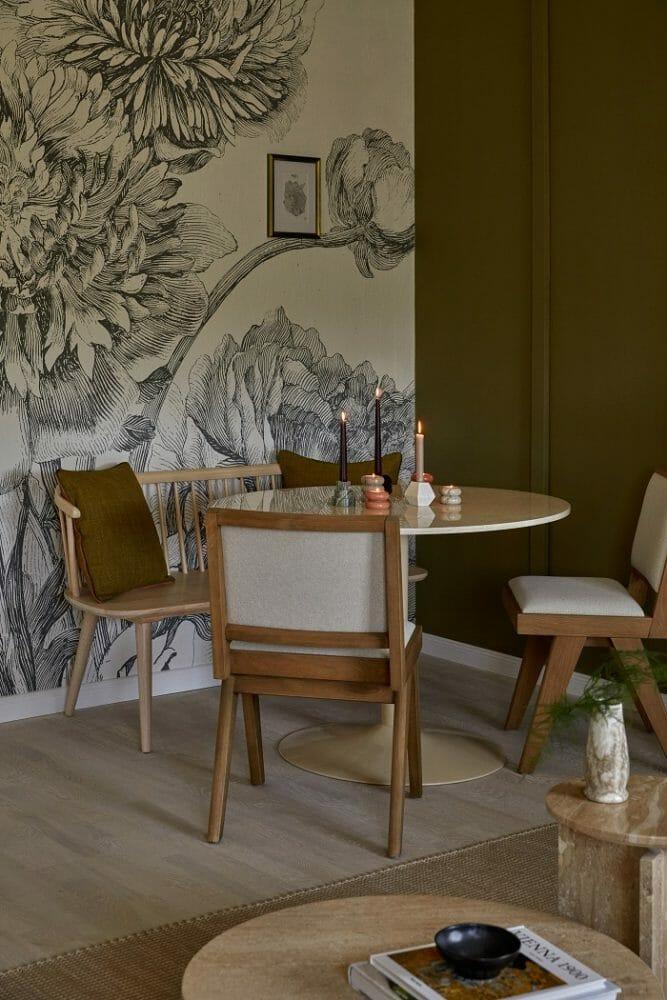 Mesa redonda de madera con sillas