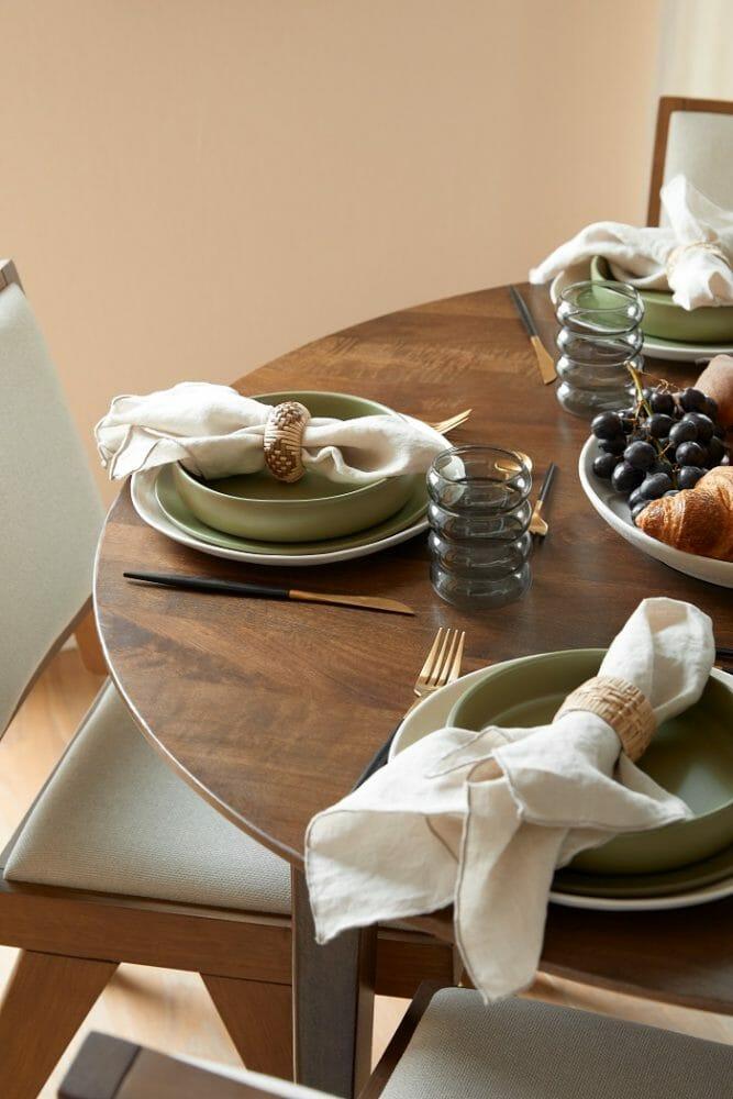 Mesa con platos, vasos y servilletas