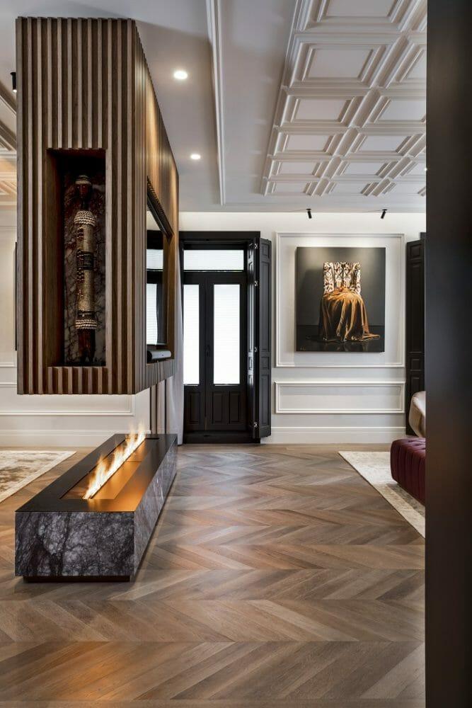 Salón con una chimenea y luz natural