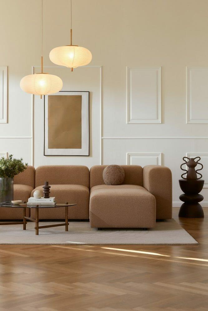 Salón con un sofá en tonos suaves