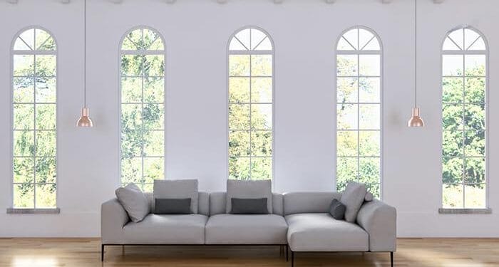 sofa modulos gris con grandes ventanales
