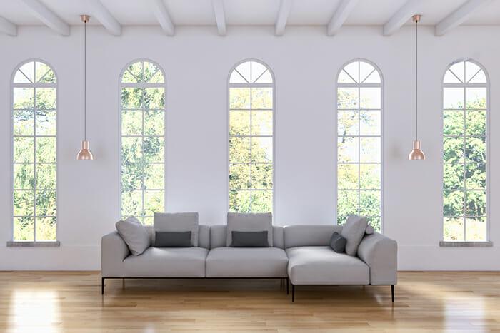 sofa modulos gris con grandes ventanales