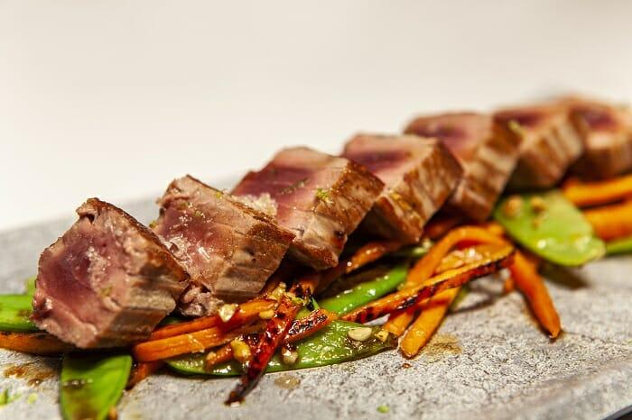 Plato de tataki del restaurante Bodega de los Secretos