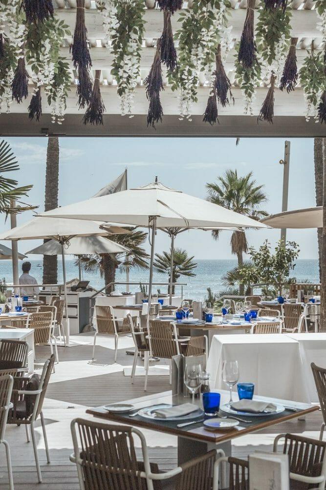 Exterior del restaurante Puente Romano cerca de la playa