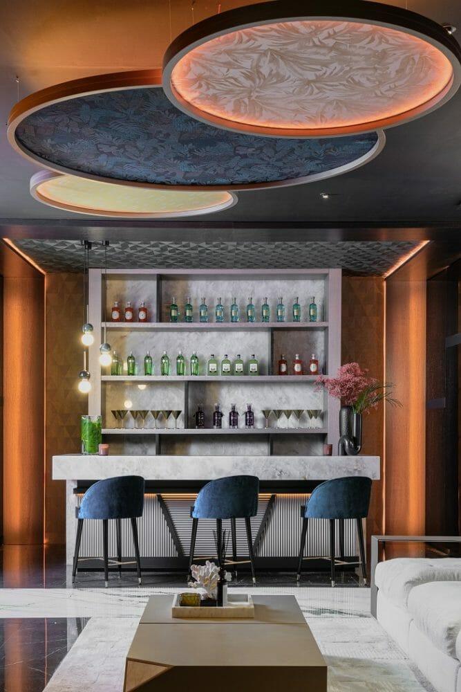 Espacio de una barra de bar con taburete de Marbella Design