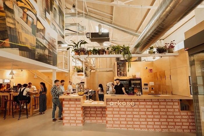 Interior de la cantina del rocódromo Arkose