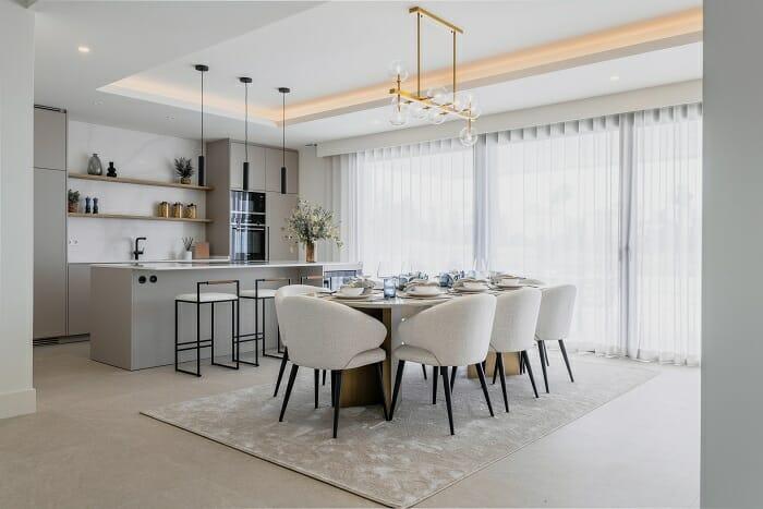 Cocina abierta con isla de una villa de lujo