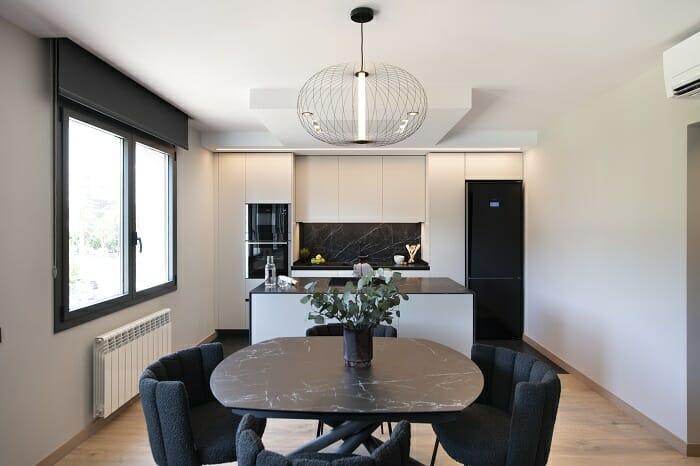 Cocina con isla y mesa con sillas