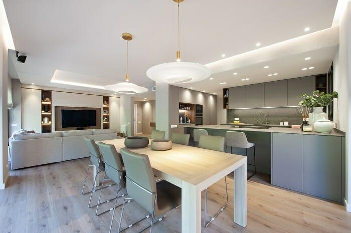 Cocina de diseño con una gran isla y salón