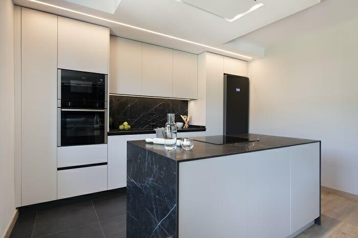 Cocina en blanco y negro abierta con una isla