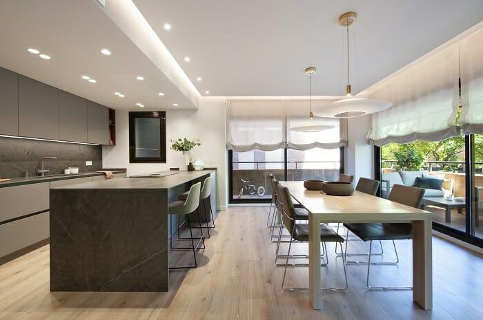 Vista lateral de una cocina abierta con una gran isla