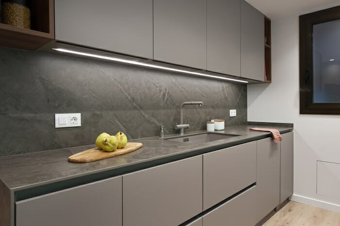 Vista de la encimera de una cocina abierta