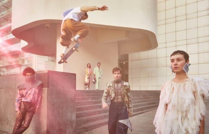 Varias personas jóvenes y Guillermo Lorca con unas escaleras de fondo