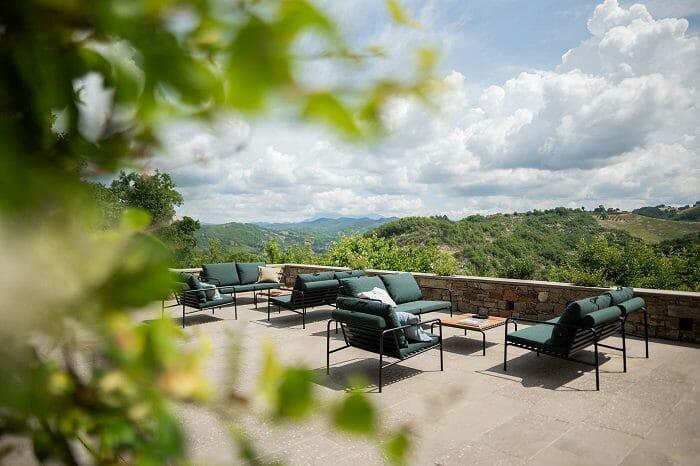Terraza con sofás verdes con cojines