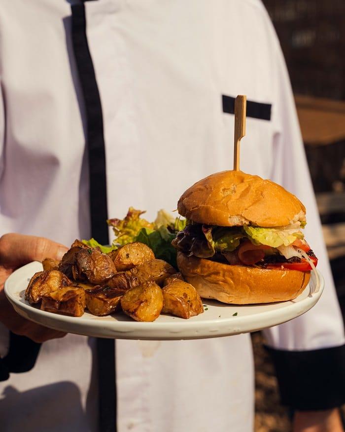 Plato de hamburguesa con patatas