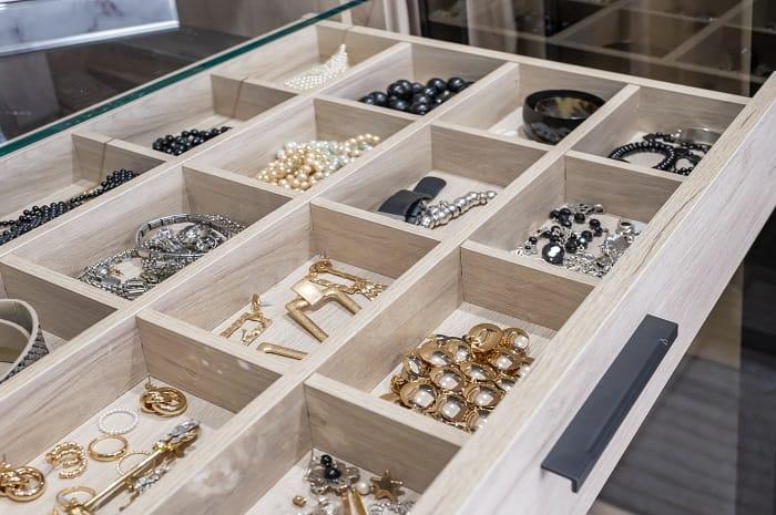 Joyas dentro de un joyero extraíble de Leroy Merlin