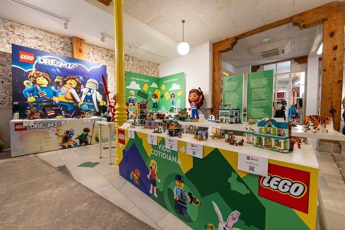 Sala con juguetes LEGO para 2023