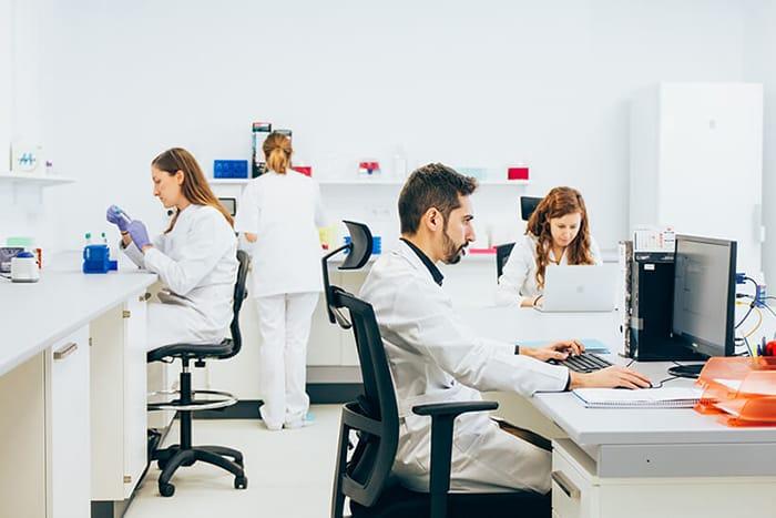 equipo trabajo analisis genetico adn
