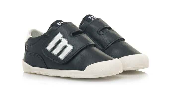 Zapatillas infantiles Mustang en color negras con cierre con velcro