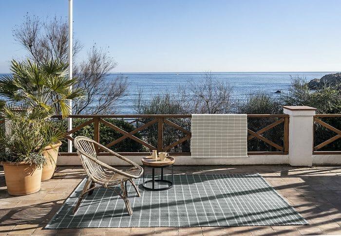 Zona de terraza con una silla de diseño de Manimarquina