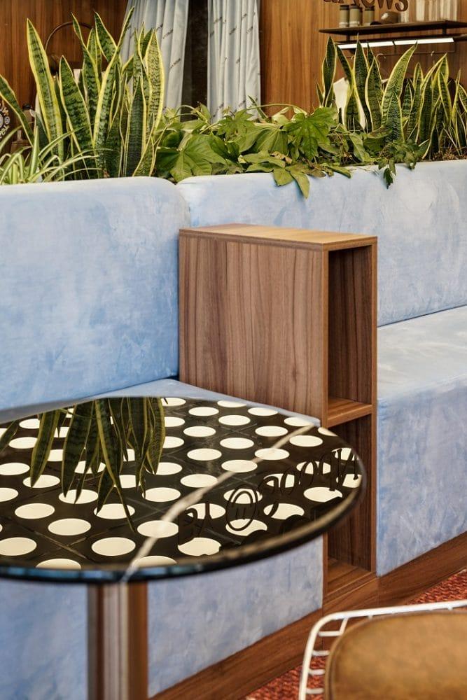 Detalle de una mesa de cafetería Nude Project