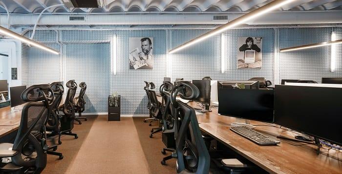 Mesas con sillas de oficina de Nude Projects