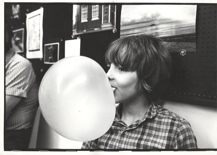 Fotografía en blanco y negro de un niño haciendo una pompa con un chicle