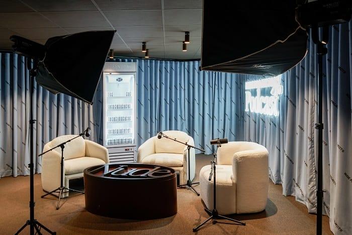 Sala de Nude Projects para hacer podcast con sillones y micrófonos