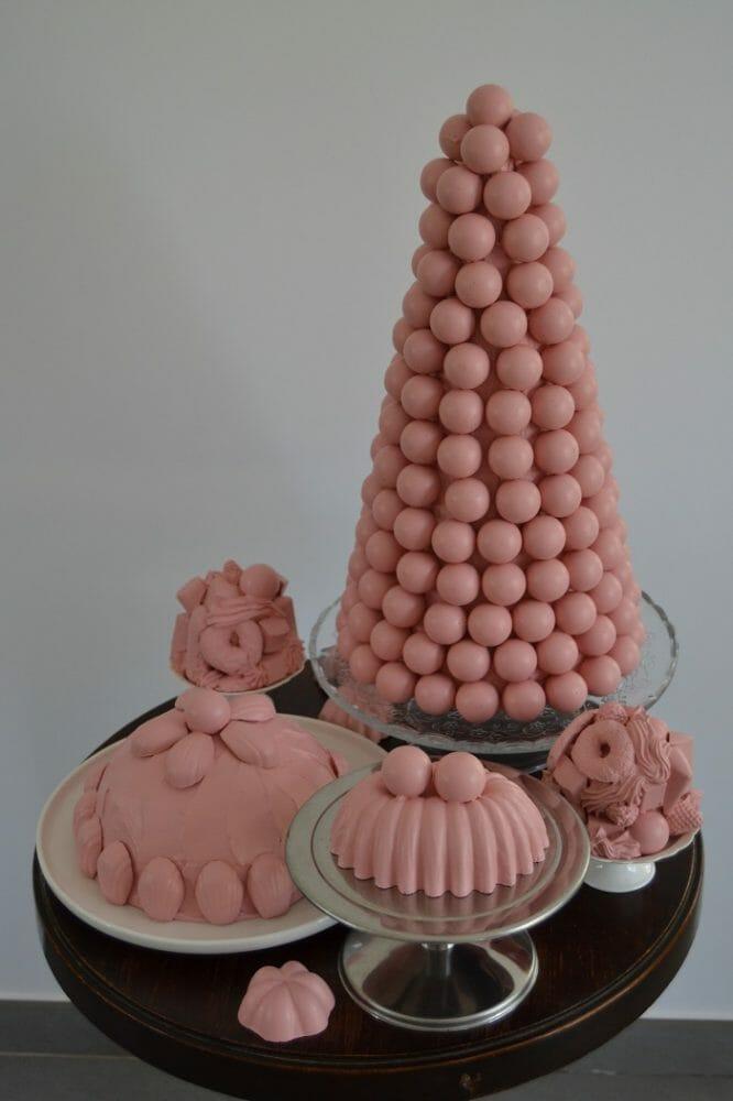 Obra de arte de la Feria Swab Barcelona 2023 simulando bollería y tartas en color rosa
