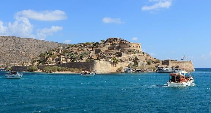 Ciudad fantasma Spinalonga al lado del mar 