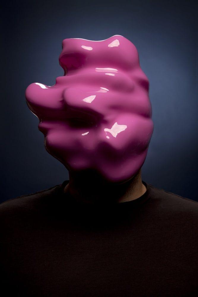 Fotografía de un rostro tapado con algo de color rosa tipo viscoso