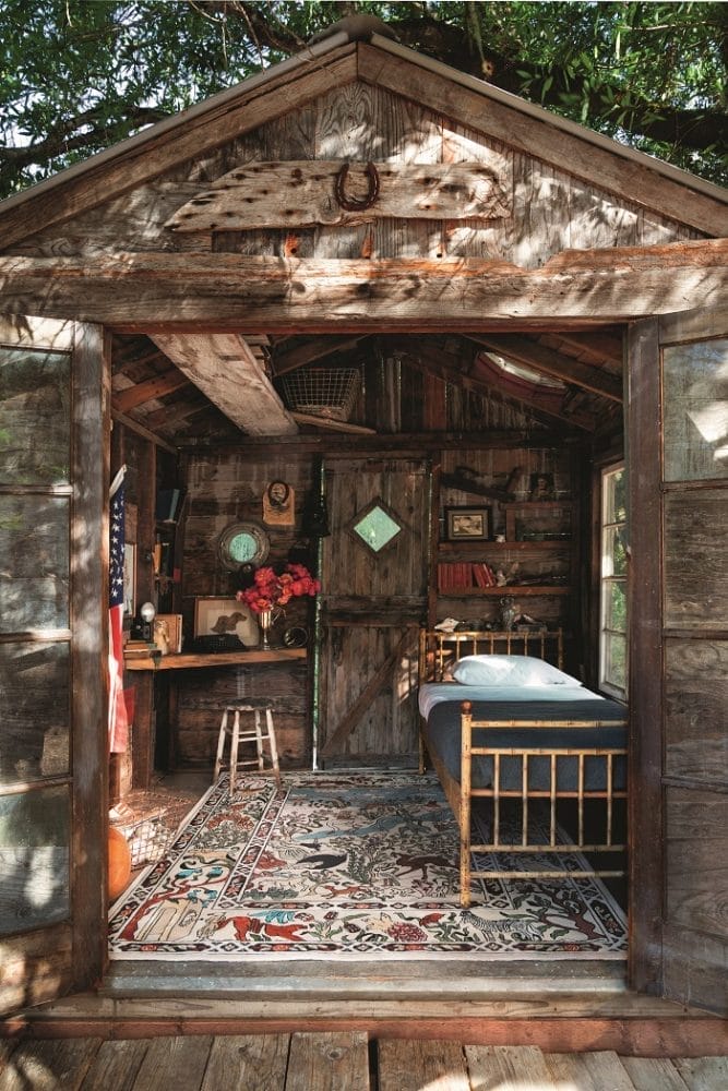 Cabaña con un espacio con cama y alfombra de diseño