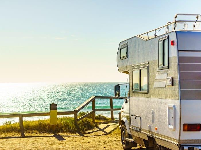 Una caravana aparcada mirando al mar