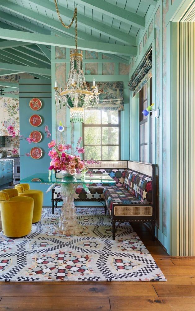 Rincón de mesa con sillones con alfombra de diseño