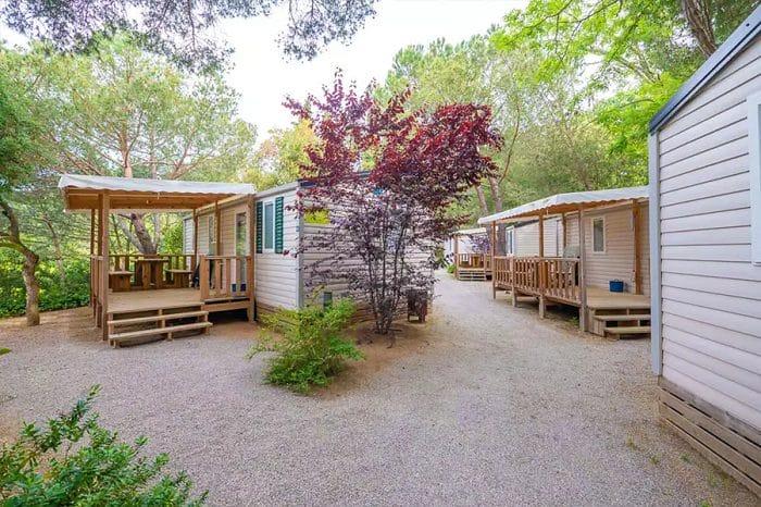 Varias casas en un camping