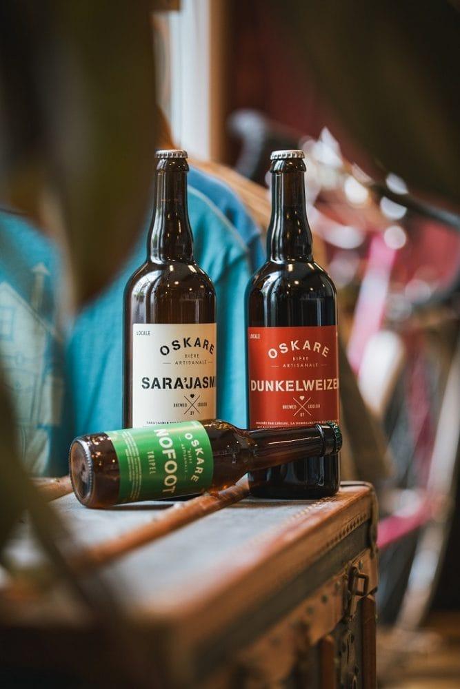 Varias cervezas en la mesa de una cantina