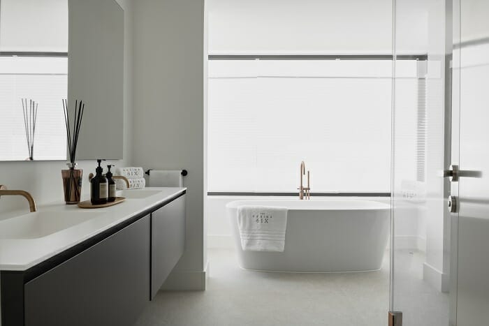 Cuarto de baño con bañera de una villa de lujo