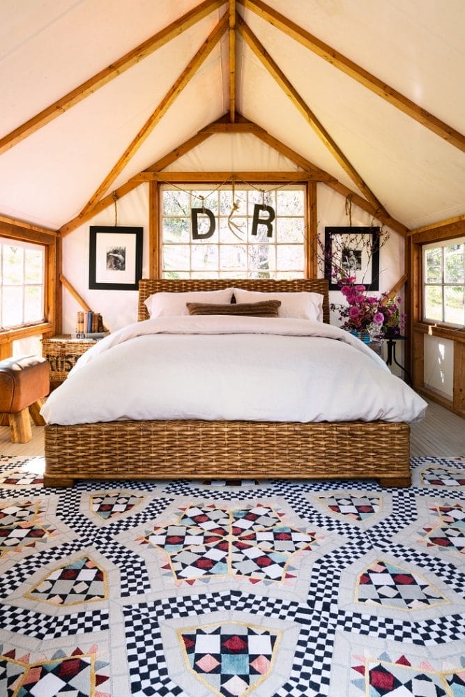 Dormitorio con una alfombra de diseño colorido