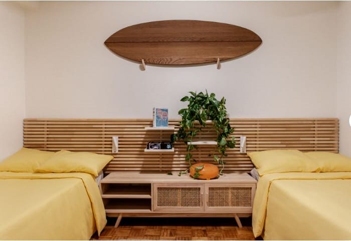 Habitación recién reformado con tabla de surf en pared como elemento decorativo