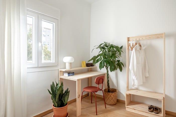 Habitación con escritorio de madera con plantas