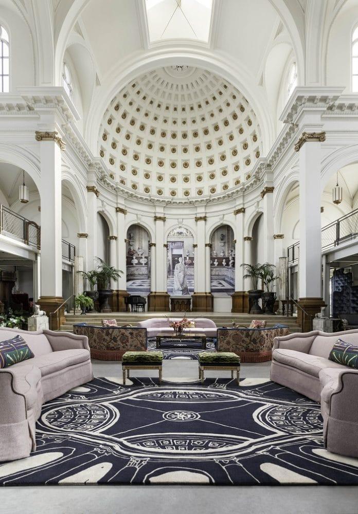 Amplio salón con una alfombra de diseño