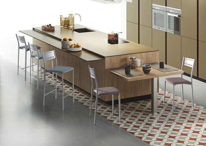 Mesa de madera con sillas para cocina