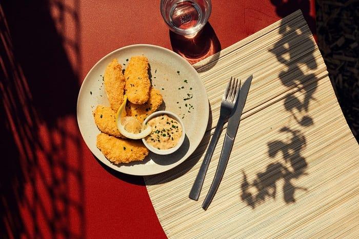 Plato de pollo rebozado con salsa