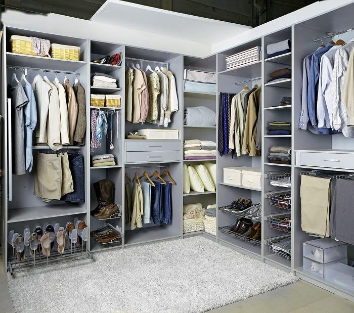 Gran vestidor con ropa y calzado