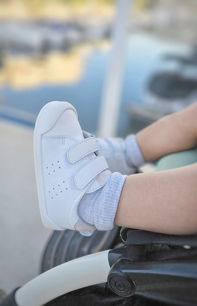 zapatos respetuosos infantiles blancos