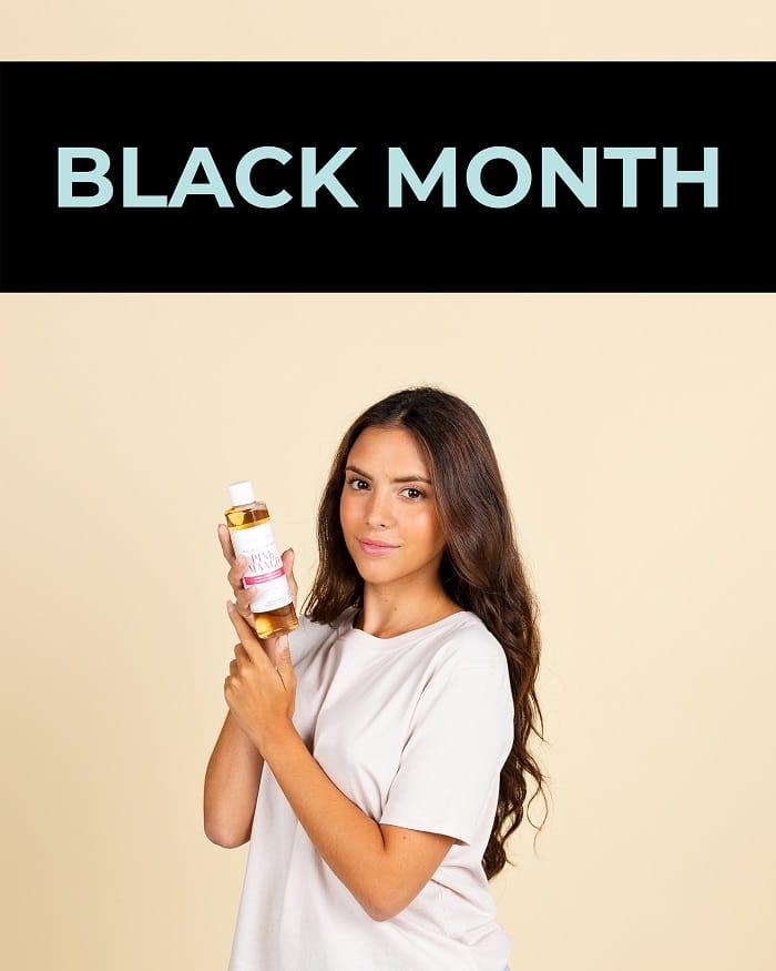 Mujer enseñando un producto de cosmética de Alma Secret