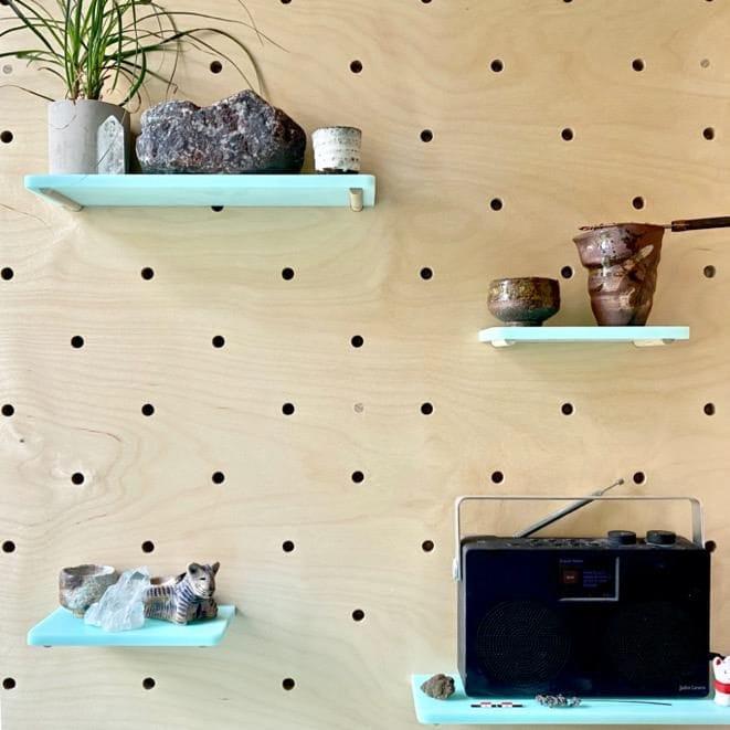 Baldas color Emerald en pared con agujeros