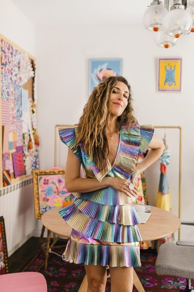 Fotografía de Celia Bernardo con un vestido muy colorido